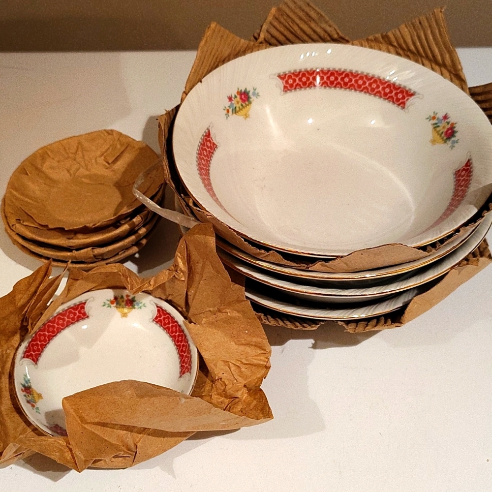 Set of 4 Bowls + 4 Saucers